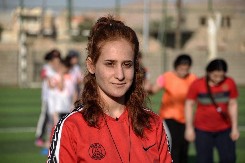 Niñas superan las huellas de la guerra entrenando fútbol 2 Niñas superan las huellas de la guerra entrenando fútbol Una academia de fútbol para niñas, con una cancha de césped artificial, abrió sus puertas hace seis meses gracias al apoyo financiero de Lara, una ONG cristiana iraquí. Allí, motivadas por su entrenadora, niñas cristianas patean el balón en una cancha en la localidad iraquí de Bartalla, un antiguo bastión yihadista donde el fútbol les permite soñar con un mejor futuro.