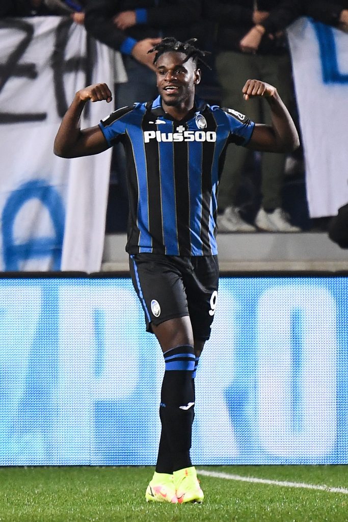 Zapata, Muriel, Cuadrado y Barrios juegan en 'Champions' 3 Zapata, Muriel, Cuadrado y Barrios juegan en 'Champions' La fase de grupos de la 'Champions League' está cada vez más cerca del final. Entre hoy y mañana se disputará la penúltima jornada y aún hay cupos para luchar por un lugar en los octavos de final. Algunos clubes, con futbolistas colombianos, esperan sellar su clasificación.