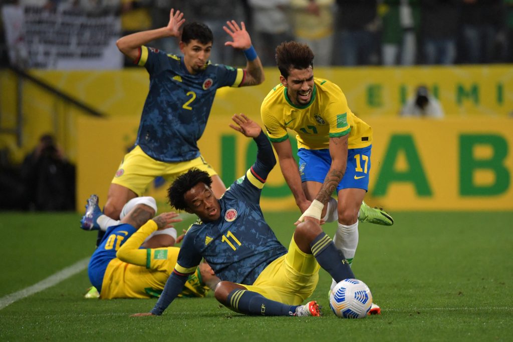 Partido inteligente de Colombia, que le empata 0-0 a Brasil 1 Partido inteligente de Colombia, que le empata 0-0 a Brasil Un valioso empate 0-0 consigue a esta hora la Selección de Colombia frente a Brasil, tras disputar el primer tiempo del partido en el Estadio Neo Química Arena de Sao Paulo, por la jornada 13 de la Eliminatoria Suramericana al Mundial Catar 2022. A continuación le contamos las jugadas más importantes de los primeros 45 minutos.
