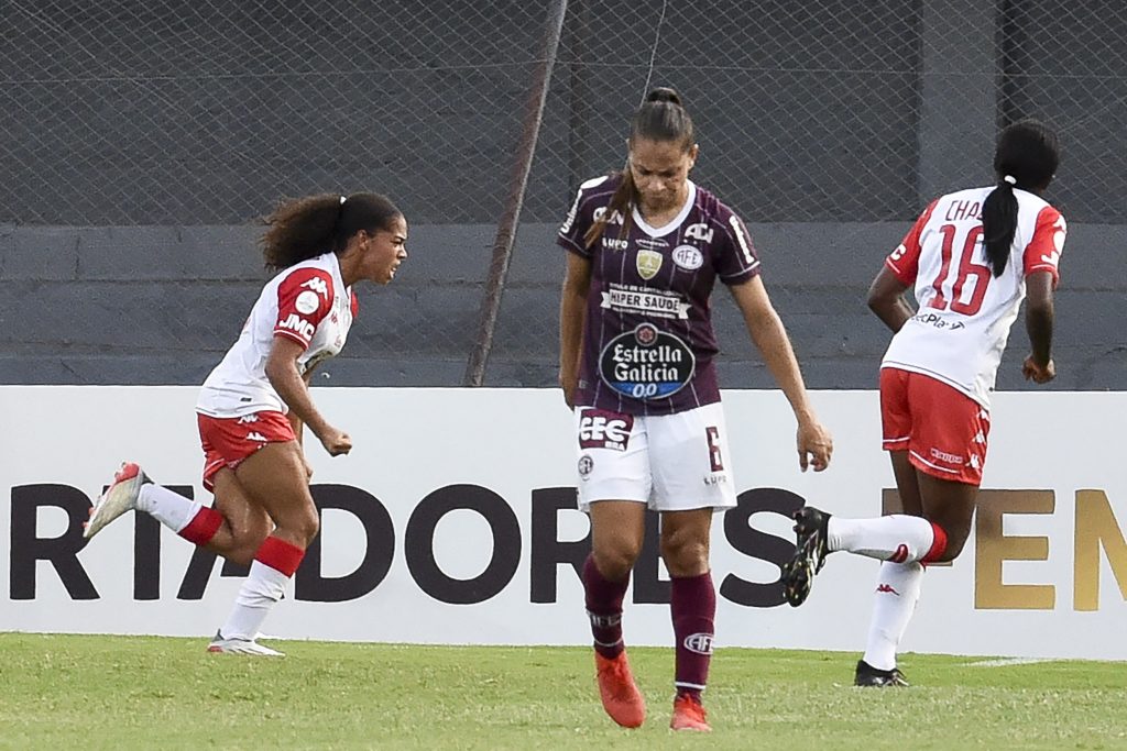 Eliminaron a las recientes campeonas en los penaltis El fútbol colombiano femenino vuelve a soñar con un título de la Copa Libertadores, esta vez de la mano de Independiente Santa Fe. Las 'Leonas', dando muestra de garra, madurez y buen fútbol, se clasificaron a la gran final, tras vencer esta tarde, en Asunción (Paraguay), a través de los penaltis (se impusieron 4-2, al igualar 1-1 en los 90 minutos), en semifinales, a Ferroviaria, el actual campeón de la competencia.