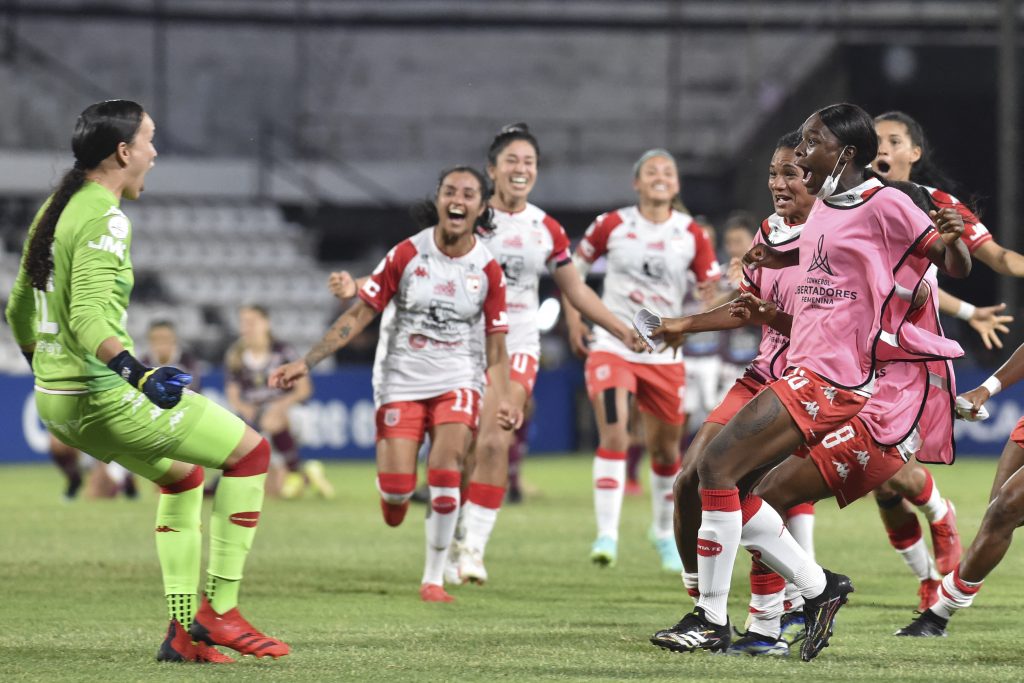 Eliminaron a las recientes campeonas en los penaltis El fútbol colombiano femenino vuelve a soñar con un título de la Copa Libertadores, esta vez de la mano de Independiente Santa Fe. Las 'Leonas', dando muestra de garra, madurez y buen fútbol, se clasificaron a la gran final, tras vencer esta tarde, en Asunción (Paraguay), a través de los penaltis (se impusieron 4-2, al igualar 1-1 en los 90 minutos), en semifinales, a Ferroviaria, el actual campeón de la competencia.