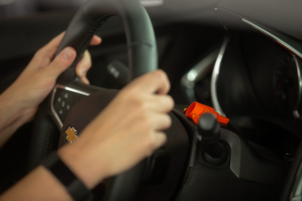 Con sensores, carros en EE. UU. detectan alcohol en el aliento 2 Con sensores, carros en EE. UU. detectan alcohol en el aliento Los automóviles en Estados Unidos pronto podrán negarse a andar si el conductor está intoxicado, gracias a sensores capaces de detectar alcohol en el aliento o a través de la piel. Sin embargo, estas tecnologías son un desafío para los defensores de la privacidad y las libertades civiles.