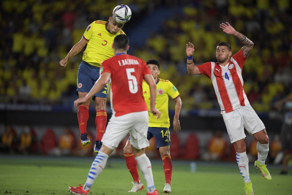 Colombia vuelve a complicarse al no anotarle a Paraguay 3 Colombia vuelve a complicarse al no anotarle a Paraguay La Selección Colombia sufre a esta hora contra Paraguay tras un primer tiempo en el que nuestros jugadores inquietaron pocas veces al arco visitante, y sufrieron embestidas de los 'Guaraníes'. Q'HUBO le cuenta las mejores jugadas del partido disputado por la fecha 14 de la Eliminatoria Suramericana rumbo al Mundial Catar 2022.