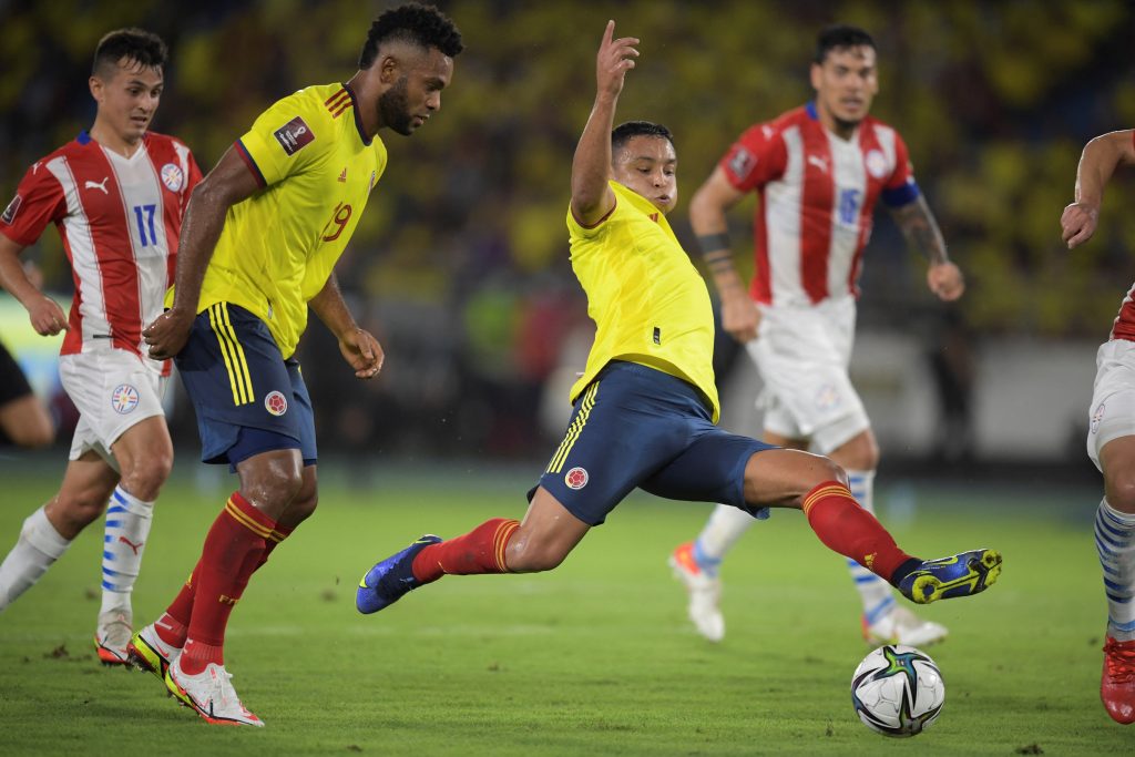 Colombia vuelve a complicarse al no anotarle a Paraguay 1 Colombia vuelve a complicarse al no anotarle a Paraguay La Selección Colombia sufre a esta hora contra Paraguay tras un primer tiempo en el que nuestros jugadores inquietaron pocas veces al arco visitante, y sufrieron embestidas de los 'Guaraníes'. Q'HUBO le cuenta las mejores jugadas del partido disputado por la fecha 14 de la Eliminatoria Suramericana rumbo al Mundial Catar 2022.