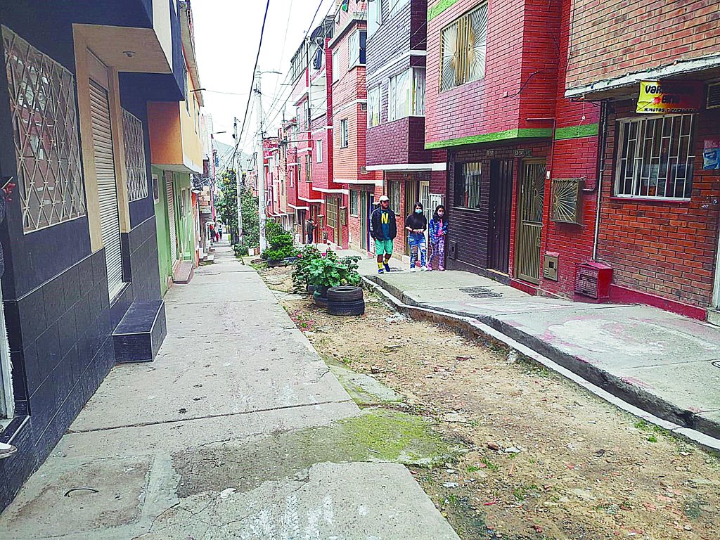 Crimen a bala en el barrio La Aurora Un charco de sangre sobre el asfalto de una de las calles del barrio La Aurora, en Usme, dejó sorprendidos a todos lo que transitaban por la zona en la mañana de ayer. Algunos no sabían ni cómo explicarle a los niños qué era esa mancha roja en el piso y tuvieron que inventar historias para que su inocencia no se viera afectada con la dura realidad de este mundo en el que se van matando entre sí.
