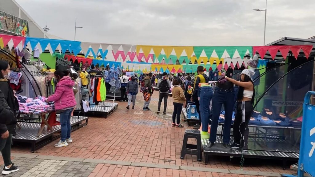 Vendedores informales abren sus puestos en la Alameda Vicachá 4 Vendedores informales abren sus puestos en la Alameda Vicachá En la Alameda Vicachá, en pleno corazón de San Victorino, se inauguró este miércoles el Plan Navideño con la presencia de 120 vendedores y vendedoras informales y el acompañamiento del Instituto Para la Economía Social (Ipes).