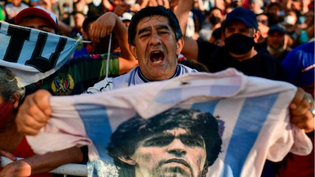 A un año de la muerte de Maradona, el mundo del fútbol lo recuerda 1 A un año de la muerte de Maradona, el mundo del fútbol lo recuerda El planeta fútbol, sin fronteras, le rinde honores el jueves al argentino Diego Armando Maradona, idolatrado artista de la pelota de todos los tiempos, al cumplirse un año de su fallecimiento, a los 60 años, en su lecho de enfermo.