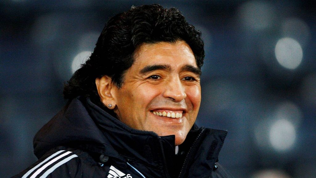 A un año de la muerte de Maradona, el mundo del fútbol lo recuerda 3 A un año de la muerte de Maradona, el mundo del fútbol lo recuerda El planeta fútbol, sin fronteras, le rinde honores el jueves al argentino Diego Armando Maradona, idolatrado artista de la pelota de todos los tiempos, al cumplirse un año de su fallecimiento, a los 60 años, en su lecho de enfermo.