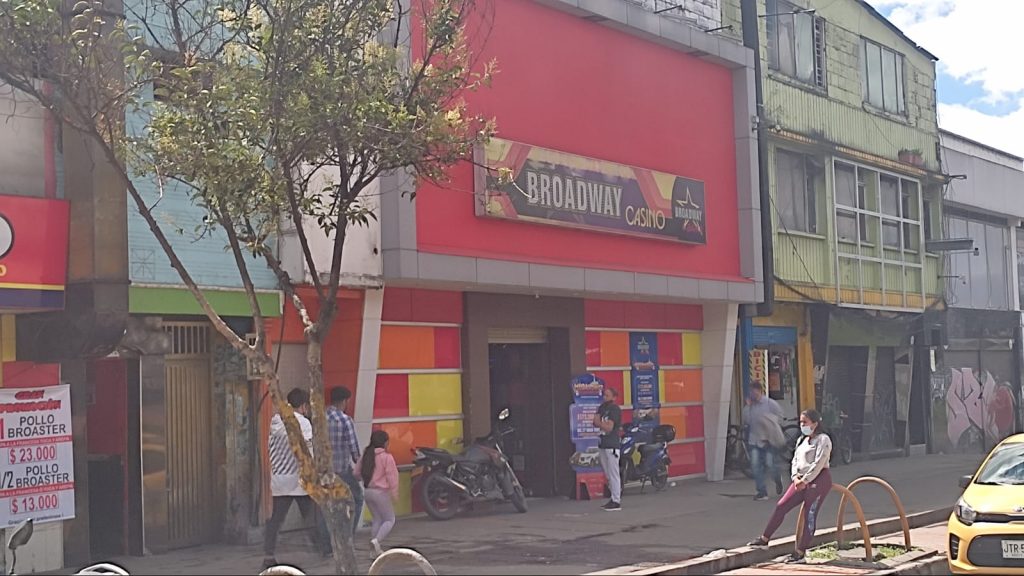 Asesinan a un hombre a golpes y bala en el barrio Venecia Al salir de un establecimiento comercial que funciona como amanecedero en el sector de Venecia (Tunjuelito), un hombre de nacionalidad venezolana fue asesinado a bala y golpeado por una jauría de desadaptados en la mañana de ayer.