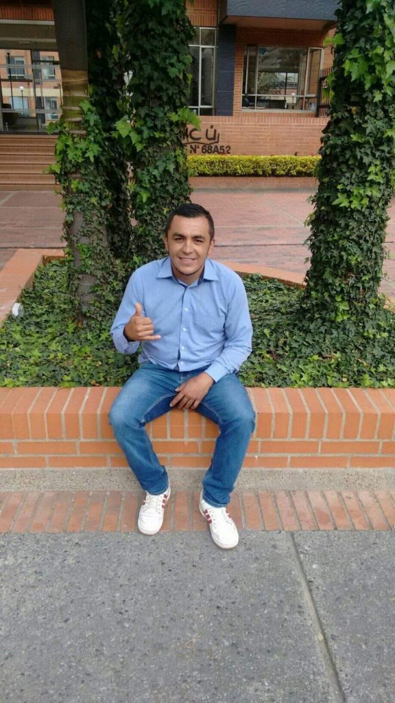 Crimen en Ciudad Bolívar: tiro letal a Deivyd en la cabeza 3 Crimen en Ciudad Bolívar: tiro letal a Deivyd en la cabeza Las manchas de lago hemático de Deivyd Alejandro Bermúdez García permanecían ayer sobre el asfalto, como si estuvieran tatuadas. Estas eran miradas con recelo por los mismos habitantes, quienes en la mañana de ayer seguían sin entender por qué le habían arrebatado la vida a este hombre la noche anterior.
