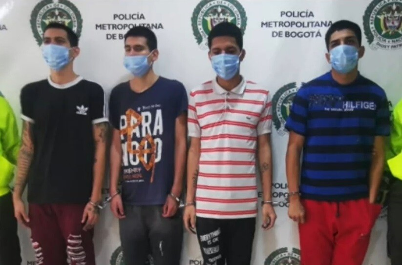 Vestidos como domiciliarios atracaban en restaurantes Cuatro ciudadanos extranjeros, señalados de hurtar varios establecimientos comerciales en distintas localidades de Bogotá haciéndose pasar como domiciliarios, fueron judicializados gracias a las acciones de un fiscal de la Unidad de Hurtos de Bogotá, con apoyo de la Sijín de la Policía Metropolitana de Bogotá.