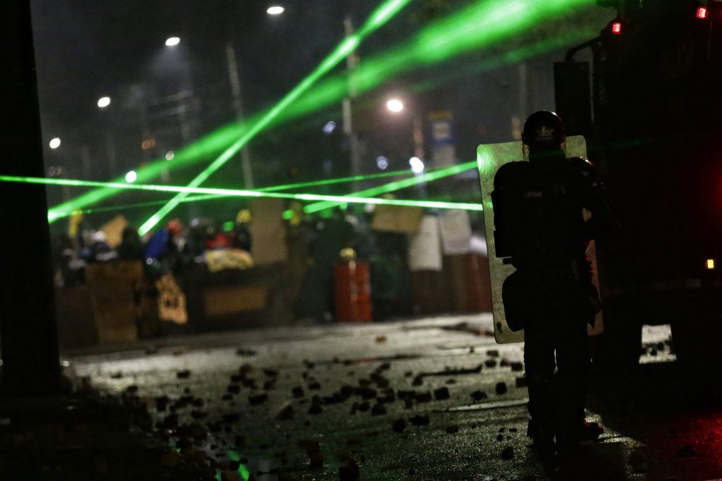 Denuncian salvajes agresiones con arma blanca a policías 1 Denuncian salvajes agresiones con arma blanca a policías En la noche de este domingo, durante las manifestaciones que se registraron en el barrio Chicalá, en la localidad de Bosa, dos policías del Escuadrón Móvil Anti Disturbios (Esmad) fueron heridos de gravedad por parte de manifestantes.