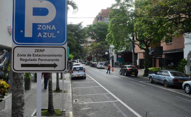 Ya funcionan las zonas de parqueo pago en Bogotá 3 Ya funcionan las zonas de parqueo pago en Bogotá Desde este martes comenzó en Bogotá el recaudo del parqueo en las vías, un plan con el que se busca descongestionar el espacio público y de paso destinar recursos que permitan financiar el transporte público. A continuación le contamos lo que debe saber de este nuevo proyecto en Bogotá.