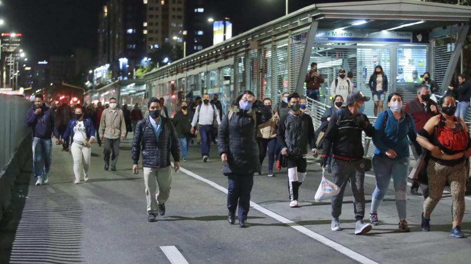 Se presentan enfrentamientos en el Puente de la Dignidad En las últimas horas en el marco de las manifestaciones que se adelantaron en la capital del país, se anunció que se presenta bloqueos y un fuerte enfrentamiento entre los protestantes en la localidad de Usme.