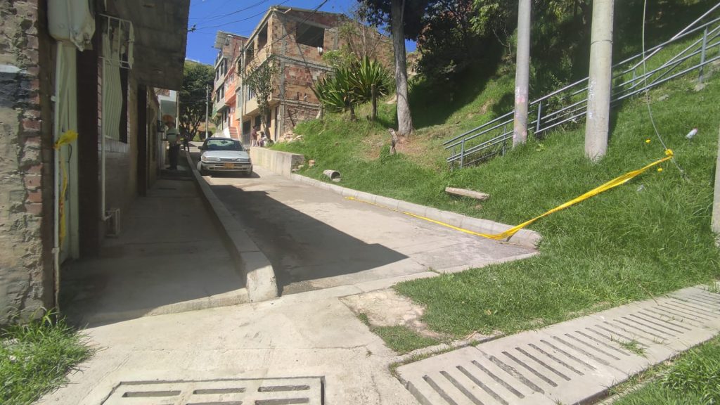 Crimen en Ciudad Bolívar: tiro letal a Deivyd en la cabeza 2 Crimen en Ciudad Bolívar: tiro letal a Deivyd en la cabeza Las manchas de lago hemático de Deivyd Alejandro Bermúdez García permanecían ayer sobre el asfalto, como si estuvieran tatuadas. Estas eran miradas con recelo por los mismos habitantes, quienes en la mañana de ayer seguían sin entender por qué le habían arrebatado la vida a este hombre la noche anterior.