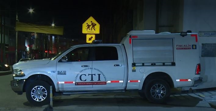 En medio de tragos 'Soldado' le causó la muerte a un amigo Una noche de copas ‘clandestinas’ terminó convirtiéndose en una riña a puñal en el barrio El Amparo de Kennedy la noche de este miércoles. El saldo de la confrontación fue un joven de aproximadamente 34 años quien resultó muerto. Lo peor de todo es que un amigo suyo fue quien le habría provocado la muerte dentro de un establecimiento que sería ilegal, según aclaró la policía.