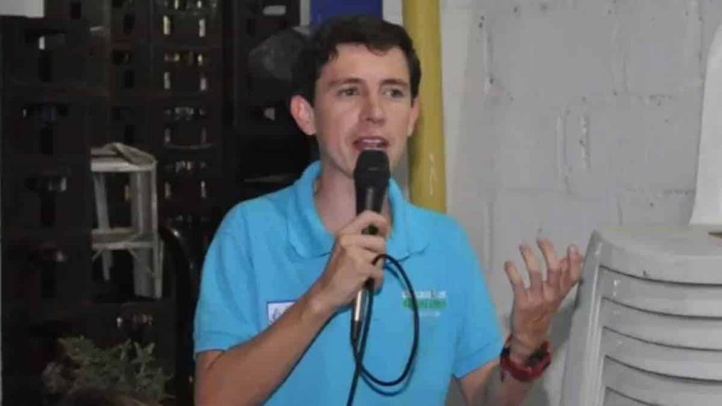 Atropelló y mató a seis jóvenes y le dieron casa por cárcel El empresario Enrique Vives Caballero, sindicado de atropellar a siete jóvenes en el sector de Gaira el pasado 13 de septiembre, cuando presuntamente manejaba borracho, fue enviado a prisión domiciliaria, luego de que un juez de Santa Marta, modificará la decisión de primera instancia que lo había enviado a la cárcel.