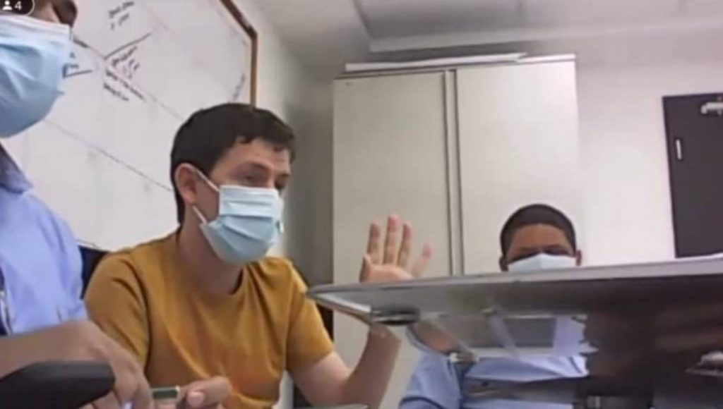 Atropelló y mató a seis jóvenes y le dieron casa por cárcel El empresario Enrique Vives Caballero, sindicado de atropellar a siete jóvenes en el sector de Gaira el pasado 13 de septiembre, cuando presuntamente manejaba borracho, fue enviado a prisión domiciliaria, luego de que un juez de Santa Marta, modificará la decisión de primera instancia que lo había enviado a la cárcel.