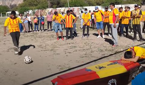 Llevan el cadáver de su amigo para cobrarle penaltis Es bien sabido que la pasión de los argentinos por el fútbol es tanta, que muchas veces los lleva a hacer locuras. Este es uno de esos casos asombrosos.
