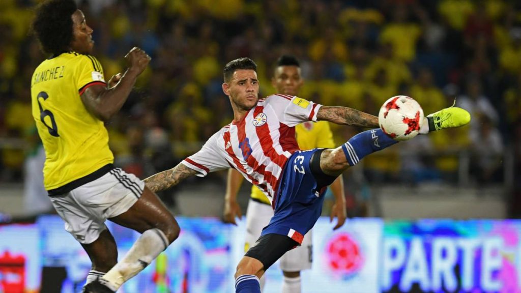 Paraguay llegó a Barranquilla con una nómina diezmada 2 Paraguay llegó a Barranquilla con una nómina diezmada La Selección de Paraguay, dirigida por Guillermo Barros Schelotto, que llegó a Barranquilla en la noche de este domingo, no vive su mejor momento, y una de los principales críticas que recibió el equipo en el debut del estratega argentino es que jugó muy replegado en el primer tiempo y perdió 0-1 ante Chile, en casa.