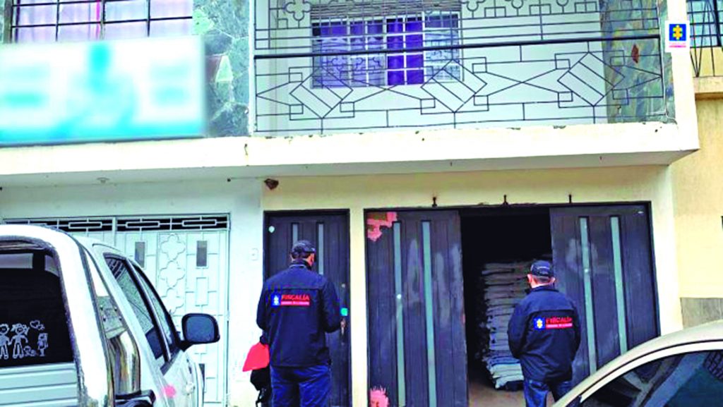 ‘Los Cirujanos’exportaban la droga inyectándola Dos terribles modalidades de tráfico de cocaína quedaron al descubierto en las últimas horas gracias a la acción de la Policía y la Fiscalía, luego de que el pasado domingo capturaran en Cali a ‘los Cirujanos’, una banda que, como su nombre lo indica, se las arreglaba con procedimientos estéticos para enviar droga a España.