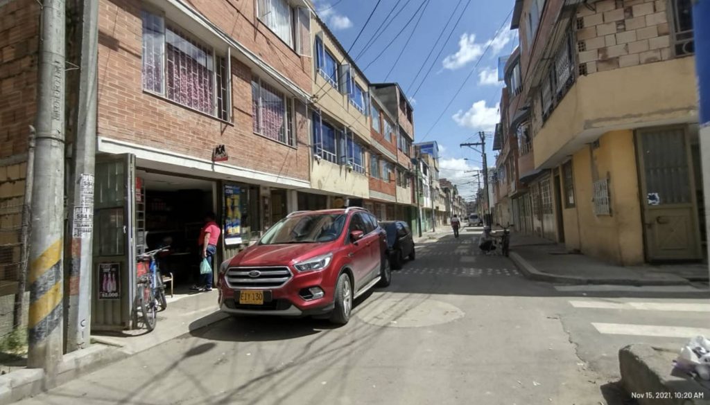 Janeth fue estrangulada en su habitación en Suba 4 Janeth fue estrangulada en su habitación en Suba Un hijo de Carmen Janeth Arrieta subió las escaleras hacia el segundo piso en búsqueda de su mamá y unas sillas, pero lo que halló fue la lamentable escena del mas reciente feminicidio ocurrido en Bogotá. La madre de 39 años estaba tendida sobre su cama sin reaccionar y con signos de violencia en su cuello.