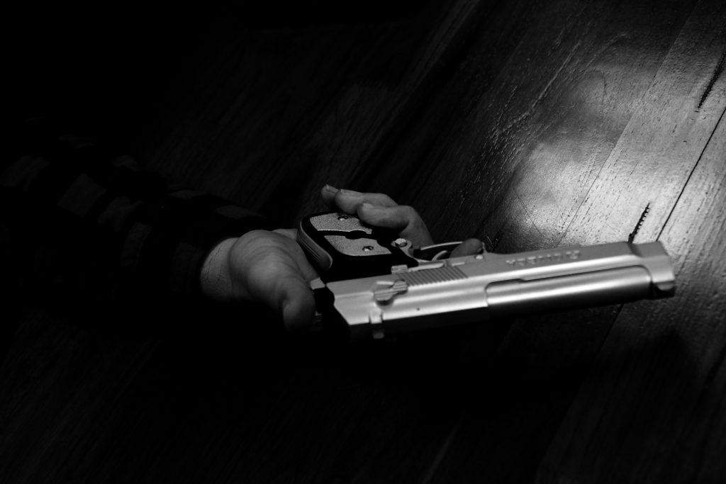 Un hombre muerto en medio de balacera en Chapinero 1 Un hombre muerto en medio de balacera en Chapinero Un hecho violento ocurrió en la madrugada de este miércoles en Chapinero, donde, en medio de lo que sería un hurto, un hombre perdió la vida luego de que se desatara una balacera. Al parecer, la víctima mortal se trataría de un presunto delincuente.