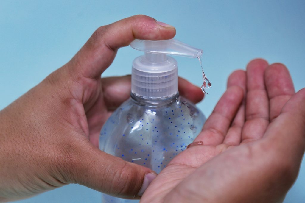 Ahora usan escopolamina en gel y spray para robar en taxis 1 Ahora usan escopolamina en gel y spray para robar en taxis Suministrar escopolamina en los gel o spray antibacteriales es la nueva modalidad de robo que se ha reportado en los taxis de Bogotá en los últimos días.