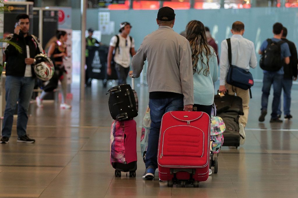 La OMS recomienda a mayores de 60 años aplazar sus viajes Las prohibiciones generales de viajar no evitarán la propagación de la nueva variante&nbsp;Ómicron&nbsp;del coronavirus, advirtió el martes la OMS, que recomendó a los mayores de 60 años que aplacen sus viajes.&nbsp;