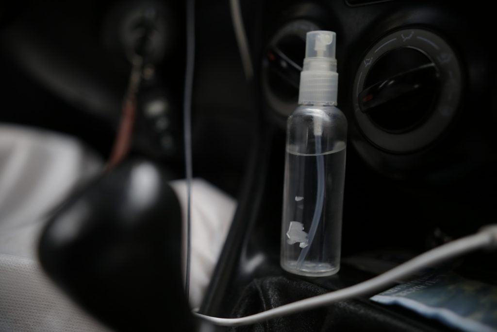 Ahora usan escopolamina en gel y spray para robar en taxis 3 Ahora usan escopolamina en gel y spray para robar en taxis Suministrar escopolamina en los gel o spray antibacteriales es la nueva modalidad de robo que se ha reportado en los taxis de Bogotá en los últimos días.