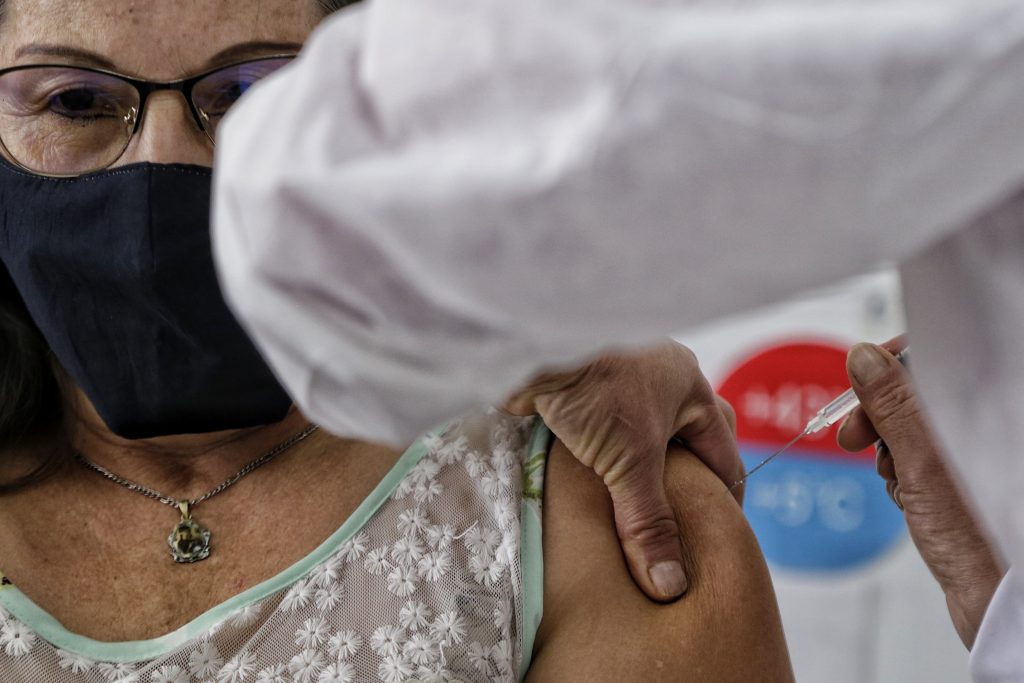 Las personas que no se han vacunado serán a los que les afecte el cuarto pico 2 Las personas que no se han vacunado serán a los que les afecte el cuarto pico En nueve días vendrá un cambio importante a nivel nacional, pues como lo anunció este viernes el Ministerio de Salud, a partir del 1 de diciembre todas las personas que quieran entrar a una discoteca, un concierto o ir a un partido de fútbol, entre otros, deben presentar su carné de vacunación certificando el esquema completo.