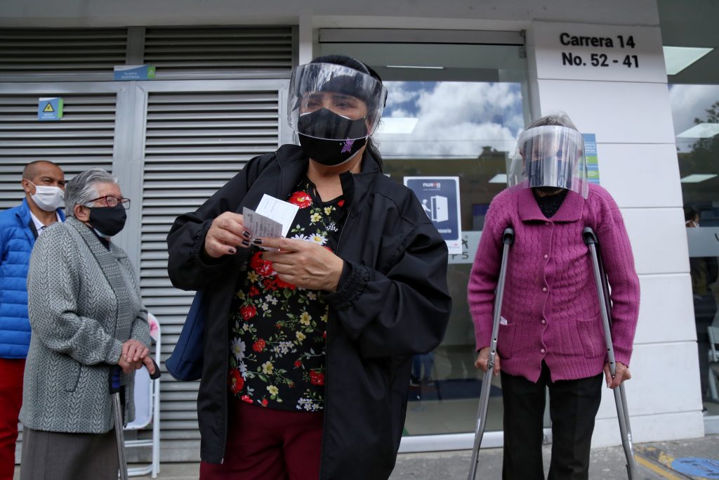 Lo que debe saber del uso del carné para eventos y más 2 Lo que debe saber del uso del carné para eventos y más Desde este martes 16 de noviembre en Colombia los mayores de 18 años tendrán la obligación de presentar el carné de vacunación contra el COVID-19 para ingresar a algunos establecimientos y eventos.