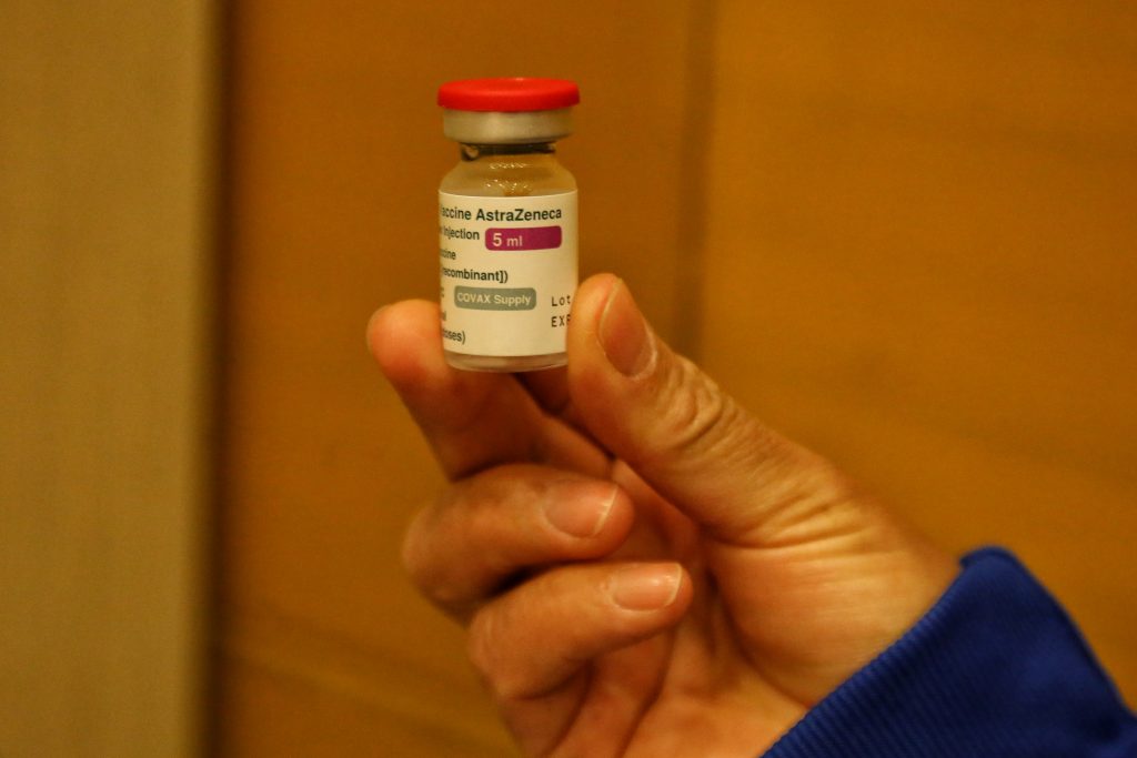 Las personas que no se han vacunado serán a los que les afecte el cuarto pico 3 Las personas que no se han vacunado serán a los que les afecte el cuarto pico En nueve días vendrá un cambio importante a nivel nacional, pues como lo anunció este viernes el Ministerio de Salud, a partir del 1 de diciembre todas las personas que quieran entrar a una discoteca, un concierto o ir a un partido de fútbol, entre otros, deben presentar su carné de vacunación certificando el esquema completo.