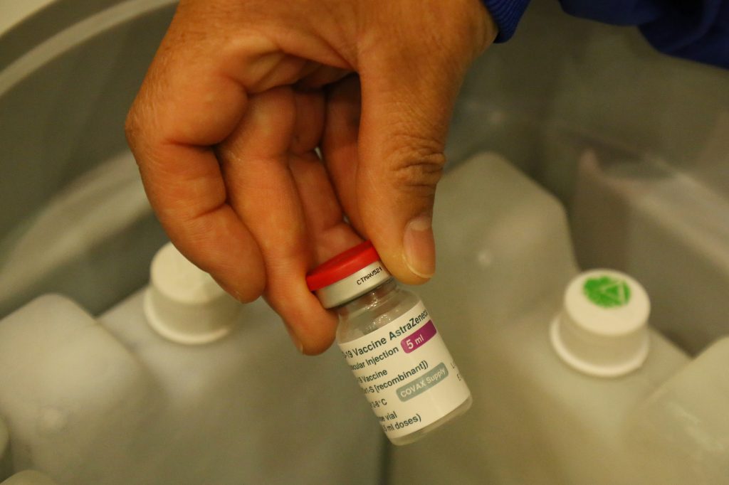 Vacunas COVID están a punto de vencerse 2 Vacunas COVID están a punto de vencerse Un lote de vacunas contra el COVID-19 se vencerá mañana, así lo indicó el fin de semana Alexánder Moscoso, viceministro de Salud, durante un foro virtual con los cuerpos de salud a nivel municipal y departamental.
