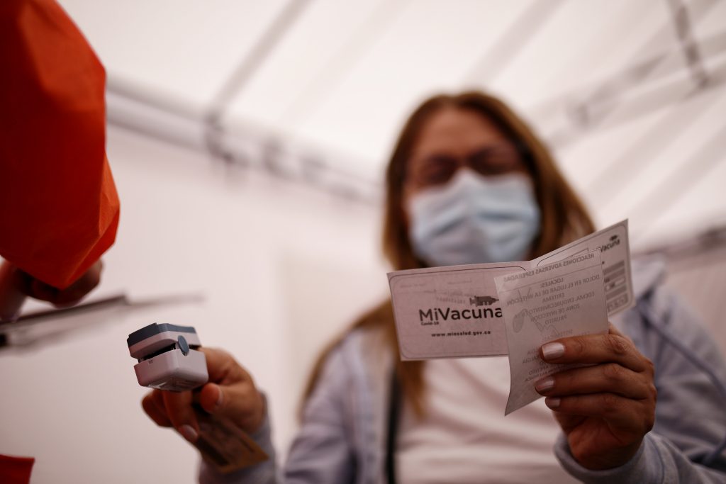Resuelva sus dudas con el carné de vacunación 2 Resuelva sus dudas con el carné de vacunación Con la exigencia del carné de vacunación establecida por el Ministerio de Salud, han aparecido toda clase de dudas entre las personas sobre lo que podrán y no hacer a partir del 16 de noviembre.