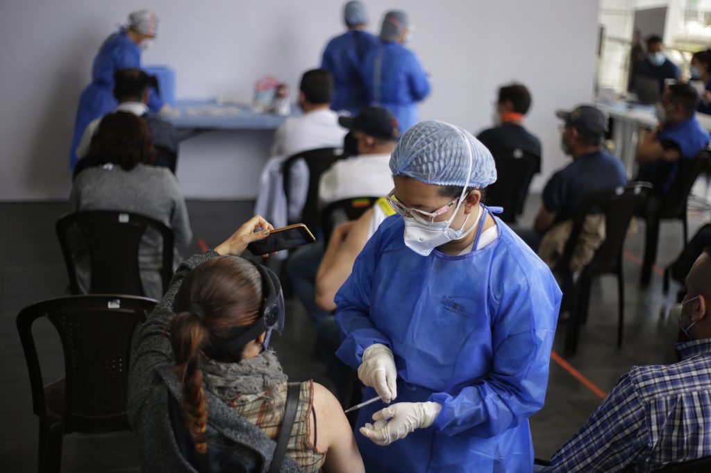 En un solo día en Colombia se aplicaron 401.836 dosis Con un promedio que no supera las 300.000 diarias durante la última semana, Colombia ha aplicado desde febrero pasado 50.537.341 dosis de la vacuna contra el COVID-19, de las cuales 401.836 fueron administradas el miércoles.