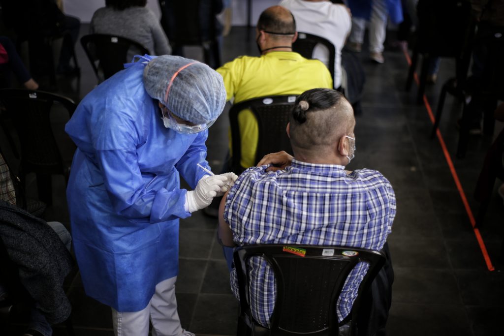Las personas que no se han vacunado serán a los que les afecte el cuarto pico 1 Las personas que no se han vacunado serán a los que les afecte el cuarto pico En nueve días vendrá un cambio importante a nivel nacional, pues como lo anunció este viernes el Ministerio de Salud, a partir del 1 de diciembre todas las personas que quieran entrar a una discoteca, un concierto o ir a un partido de fútbol, entre otros, deben presentar su carné de vacunación certificando el esquema completo.