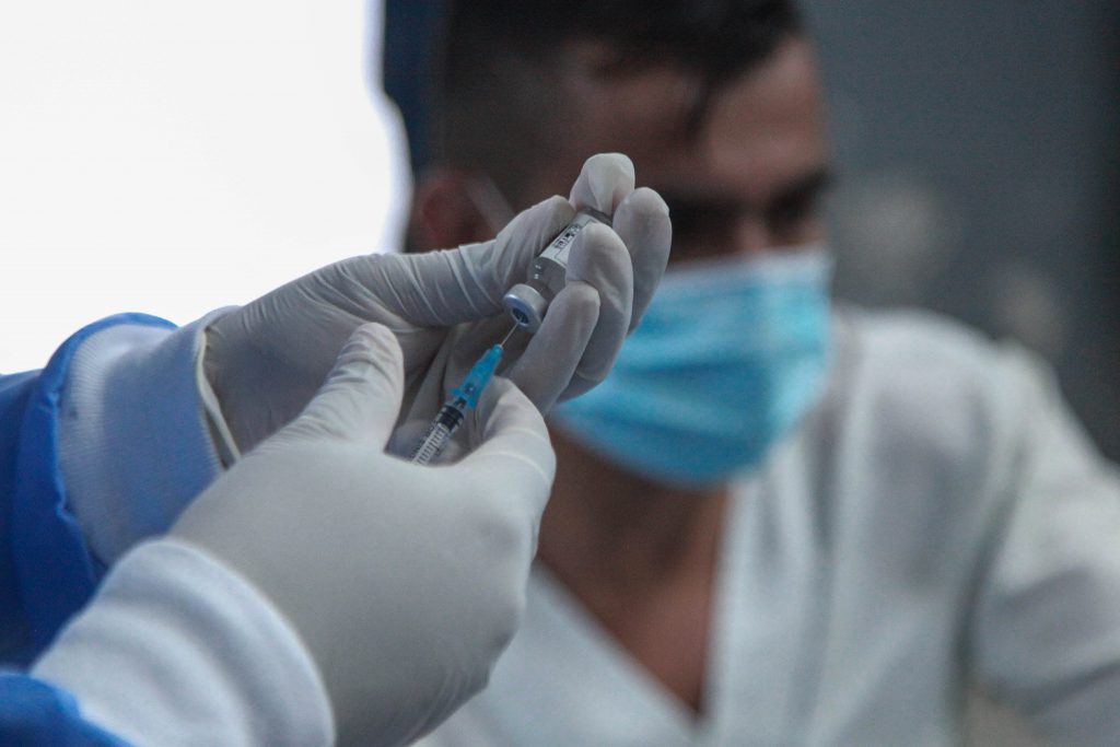 Este miércoles se registraron 2.461 nuevos casos de coronavirus Día a día los casos positivos de COVID-19 en Colombia han venido aumentando esta semana. Incluso, este miércoles se registró la cifra más alta del mes de noviembre, con un total de 2.461 nuevos casos de coronavirus.