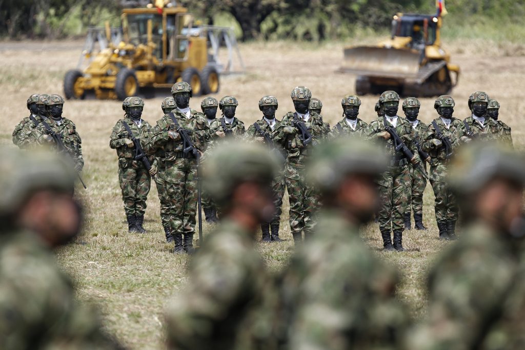Apúntese a la convocatoria de reservistas del Ejército 2 Apúntese a la convocatoria de reservistas del Ejército Al menos unos 15.000 jóvenes entre los 18 y 24 años podrán beneficiarse con la última convocatoria del Ejército para vincularlos a la prestación del servicio militar obligatorio.