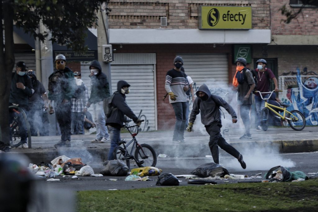 A Cinco presuntos integrantes de primera línea les dieron casa por cárcel Un juez de Bogotá ordenó la medida de prisión domiciliaria a cinco presuntos integrantes de la autodenominada ‘Primera Línea’ en Suba, por participar en actos de vandalismo y terrorismo durante las protestas que se registraron en la capital del país a lo largo de este año.
