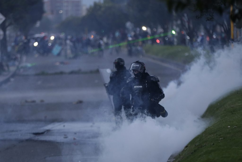 A Cinco presuntos integrantes de primera línea les dieron casa por cárcel Un juez de Bogotá ordenó la medida de prisión domiciliaria a cinco presuntos integrantes de la autodenominada ‘Primera Línea’ en Suba, por participar en actos de vandalismo y terrorismo durante las protestas que se registraron en la capital del país a lo largo de este año.