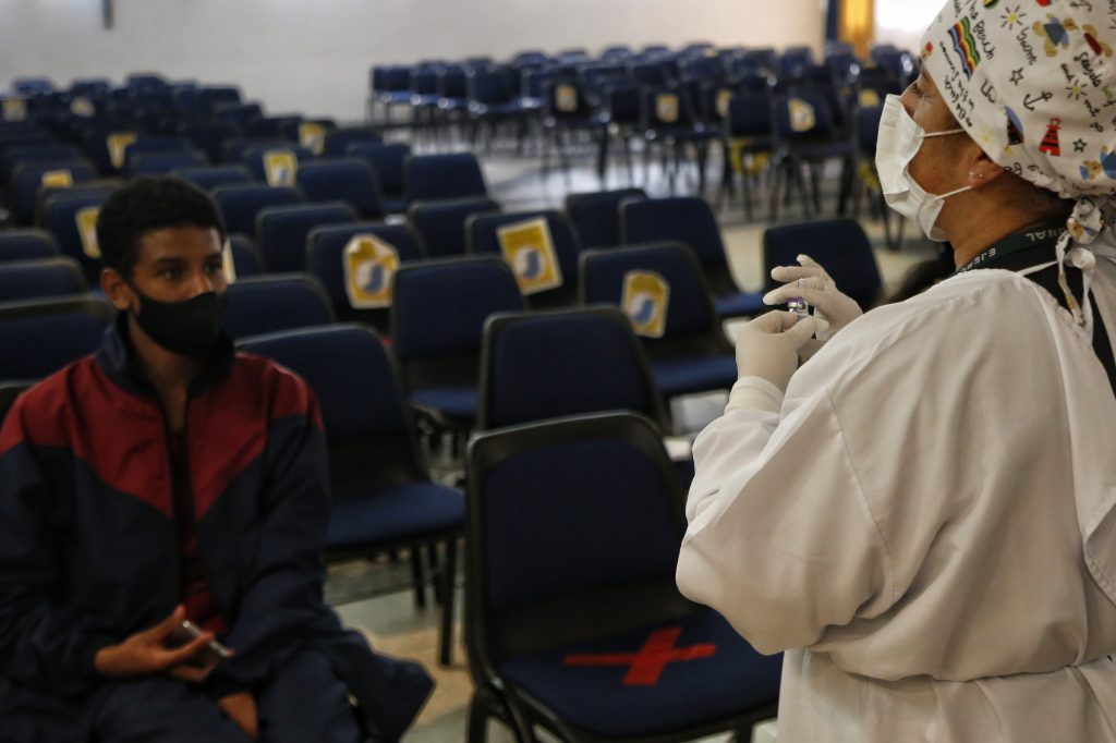 Niños desde los 3 años ya son vacunados en colegios de Bogotá 2 Niños desde los 3 años ya son vacunados en colegios de Bogotá Luego de que se le diera luz verde a la inmunización contra el COVID-19 de niños entres los 3 y 11 años de edad en Bogotá, la Secretaría de Educación y la Secretaría de Salud comenzaron a ejecutar este lunes un plan de vacunación en el que se incluye 57 colegios tanto públicos como privados.