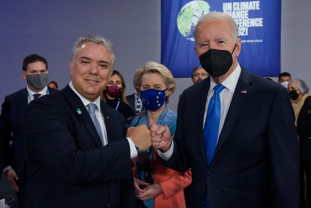 Duque y Biden se reunieron en la cumbre COP26 en Glasgow 2 Duque y Biden se reunieron en la cumbre COP26 en Glasgow Aunque sigue pendiente el primer encuentro bilateral entre los dos mandatarios, los presidentes de Estados Unidos, Joe Biden, y Colombia, Iván Duque, coincidieron este martes en la presentación de la iniciativa Build Back Better World, hecha en el marco de la COP26, que se lleva a cabo en Glasgow, Escocia.