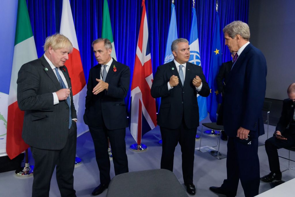 Duque y Biden se reunieron en la cumbre COP26 en Glasgow 1 Duque y Biden se reunieron en la cumbre COP26 en Glasgow Aunque sigue pendiente el primer encuentro bilateral entre los dos mandatarios, los presidentes de Estados Unidos, Joe Biden, y Colombia, Iván Duque, coincidieron este martes en la presentación de la iniciativa Build Back Better World, hecha en el marco de la COP26, que se lleva a cabo en Glasgow, Escocia.