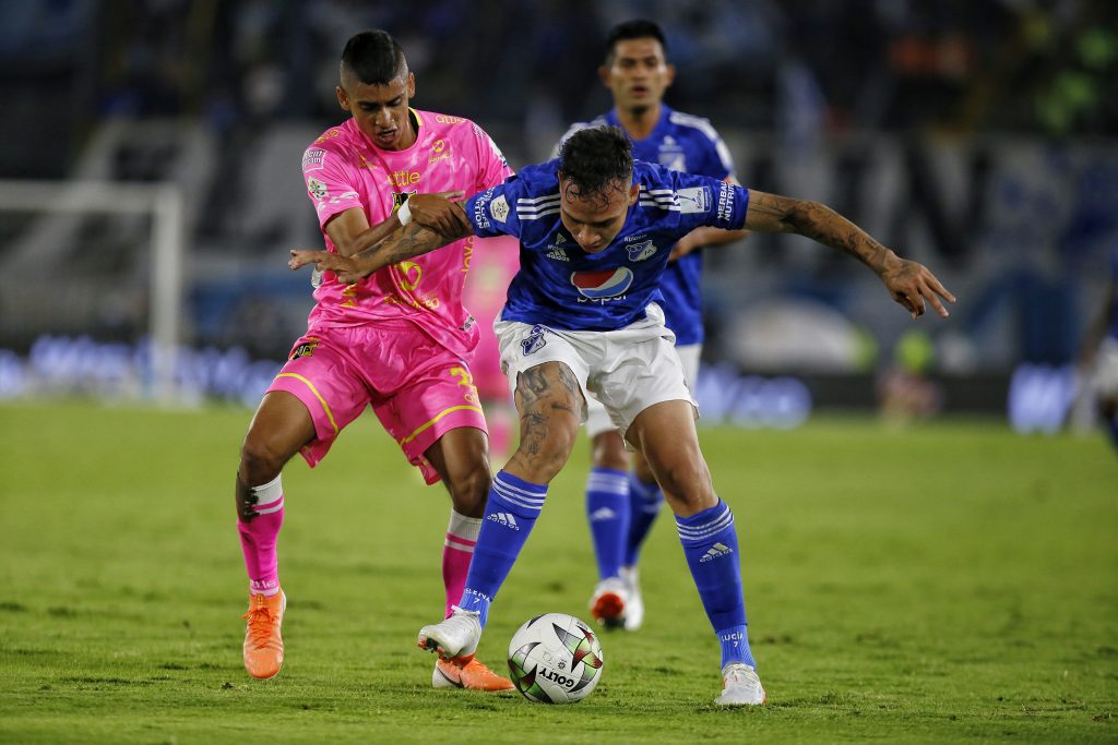El nivel del azul, de cara a las finales, preocupa a su afición Millonarios sigue pagando caro su falta de efectividad y sus errores defensivos, y nada que levanta cabeza en la Liga Betplay. Frente a un duro Alianza Petrolera, el cuadro capitalino no hizo respetar su localía y ayer, en El Campín, empató 1-1.