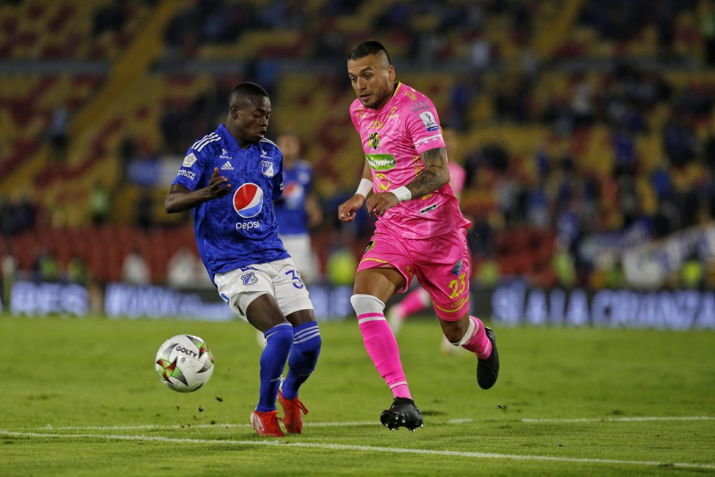 El nivel del azul, de cara a las finales, preocupa a su afición Millonarios sigue pagando caro su falta de efectividad y sus errores defensivos, y nada que levanta cabeza en la Liga Betplay. Frente a un duro Alianza Petrolera, el cuadro capitalino no hizo respetar su localía y ayer, en El Campín, empató 1-1.