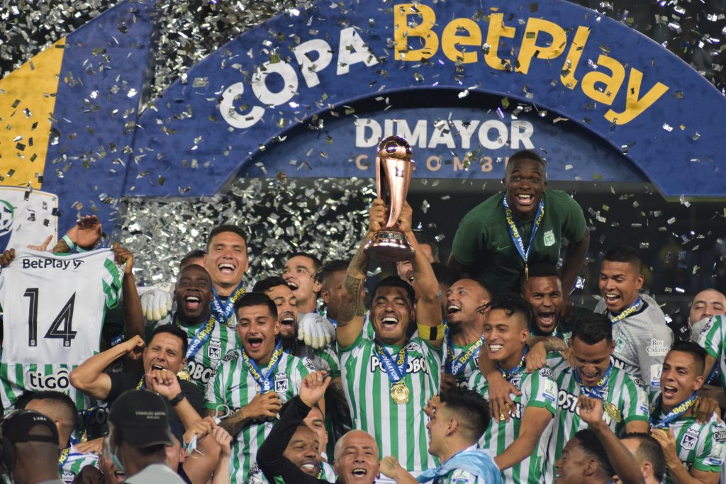 Alex Castro le pidió matrimonio a su pareja en medio del festejo Atlético Nacional consiguió anoche el título 30 de su historia, al levantar la Copa Colombia tras vencer al Deportivo Pereira con marcador global de 5-1. El conjunto verde perdió ayer 1-0 en la capital risaraldense, pero el categórico 5-0 en Medellín le sirvió para celebrar como visitante.