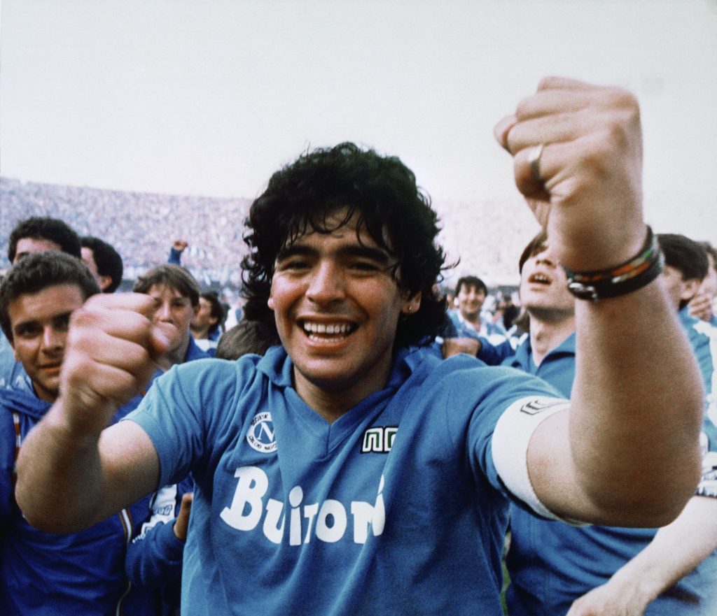 A un año de la muerte de Maradona, el mundo del fútbol lo recuerda 5 A un año de la muerte de Maradona, el mundo del fútbol lo recuerda El planeta fútbol, sin fronteras, le rinde honores el jueves al argentino Diego Armando Maradona, idolatrado artista de la pelota de todos los tiempos, al cumplirse un año de su fallecimiento, a los 60 años, en su lecho de enfermo.