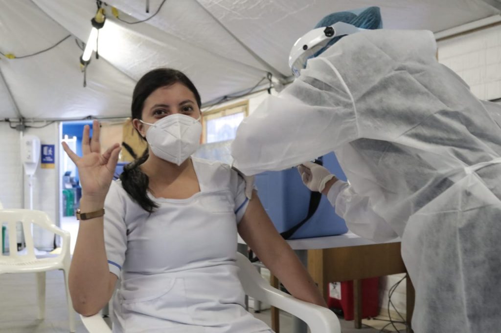Aclare sus dudas de la dosis de refuerzo Tras el anuncio de la tercera dosis o dosis de refuerzo de la vacuna contra el COVID para todas las personas mayores de 18 años, el ministro de Salud y Protección Social, Fernando Ruiz Gómez, anunció que este proceso se llevará a cabo de forma progresiva, de acuerdo con las etapas del Plan Nacional de Vacunación. Esta decisión se tomó para evitar un cuarto pico de la pandemia y en la actualidad lo pueden hacer quienes se inmunizaron en las etapas 1 y 2 (ver infografía).