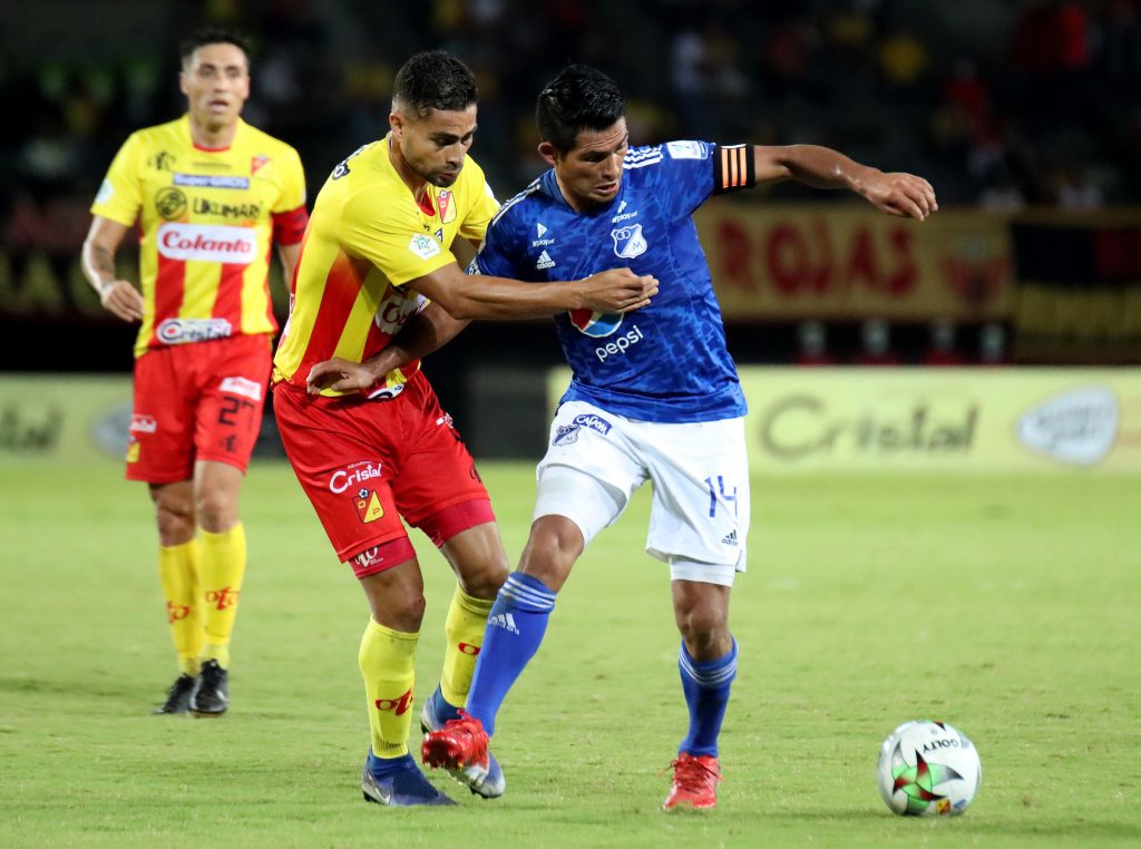 Orgullosos de ‘Maca’, el capitán de Millitos 1 Orgullosos de ‘Maca’, el capitán de Millitos Si hay un jugador que la hinchada de Millonarios respeta y admira, es Macálister Silva. El mediocampista bogotano ha sido un jugador importante, quien en materia futbolística y mental ha ayudado para que el cuadro ‘Embajador’, dirigido por Alberto Gamero, sea uno de los favoritos al título de la Liga.